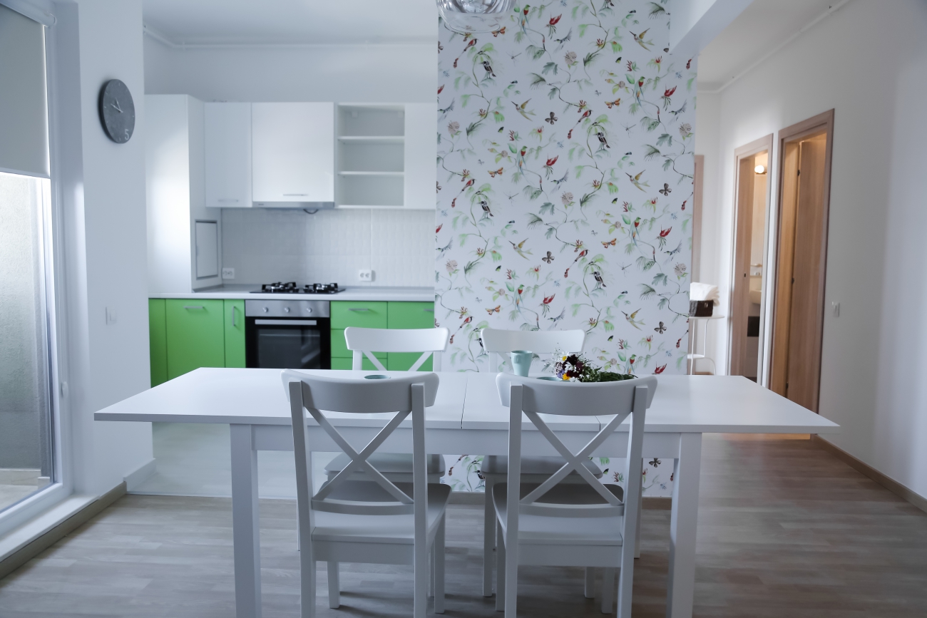 Apartament cu tapet floral